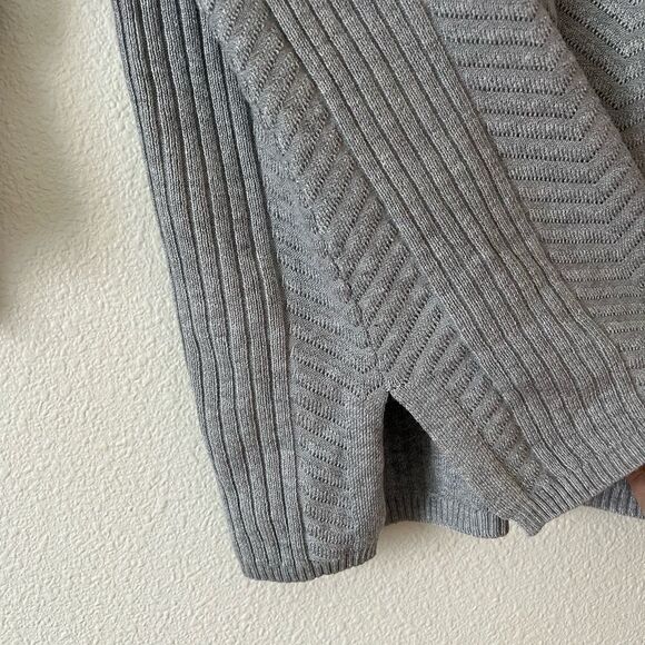 GNW Women knit Gray Bell sleeves sweater sz M - Picture 3 of 6